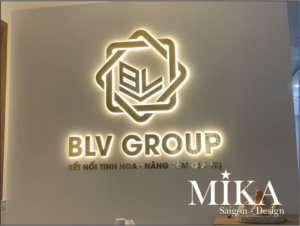 Logo sáng hắt chân